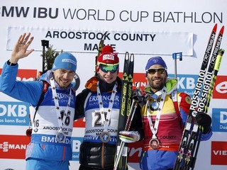 Víťazné trio (zľava) Šipulin, Bö a Fourcade.