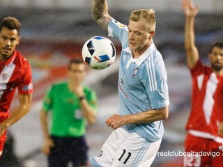 Futbalisti FC Sevilla (červeno-biele dresy) budú mať po postupe cez Celtu Vigo vo finále rozhodne náročnejšieho súpera.