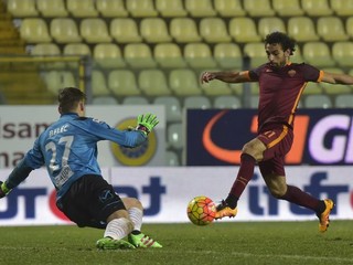 Egypstký internacionál v službách AS Rím Mohammed Salah práve poisťuje tretím gólom výhru Rimanov nad Carpi.