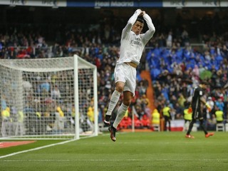 Cristiano Ronaldo tradičným spôsobom oslavuje jeden zo svojich gólov.