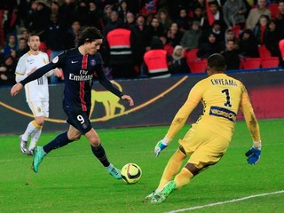 Edinson Cavani z PSG (v strede) sa dostáva do zakončenia pred brankárom Lille Vincentom Enyeamom.