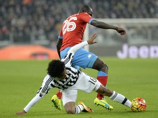 Juan Cuadrado z Juventusu (vľavo) bojuje o loptu s hráčom Neapola Kalidouom Koulibalym.