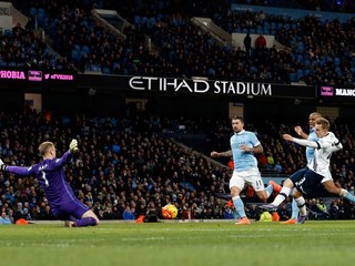 Christian Eriksen (vpravo) strieľa druhý gól Tottenhamu do siete Manchesteru City.