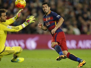 Luis Suárez prekonáva brankára Celty Vigo Sergia Álvareza.