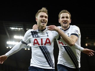 V lige sme schopní zdolať kohokoľvek, tvrdí hráč Tottenhamu Harry Kane (vpravo). Na snímke sa teší z gólu Christiana Eriksena (vľavo).