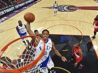 DeMar DeRozan hrajúci v domácej hale (keďže je hráčom Toronta Raptors) dáva kôš v exhibičnom Zápase hviezd za tím Východu.