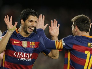 Luis Suárez sa teší z gólu s Messim, ktorý mu loptu prihral pri pokutovom kope.