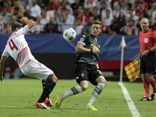Roman Slyško (vpravo) rozhodoval v septembri minulého roka aj zápas skupinovej fázy Ligy majstrov medzi FC Sevilla a Borussiou Mönchengladbach.