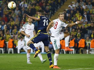 Ján Ďurica v súboji s Holanďanom v službách Fenerbahce Istanbul Robinom vn Persiem.