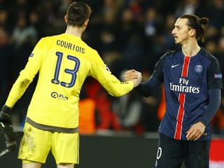 Pozápasové pozdravenie v podaní gólmana hostí Courtouisa a strelca prvého gólu Ibrahimoviča.