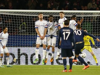 Zlatan Ibrahimovič (s číslom 10) strieľa z priameho kopu prvý gól PSG do siete Chelsea.