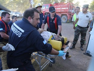 Z trinástich divákov sú traja v kritickom stave, medzi zranenými je aj päť detí.