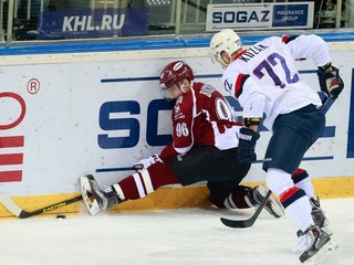 V Riga Arene sa bojovalo o každý centimeter ľadu.