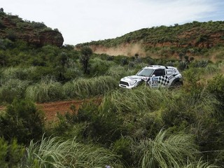 Počasie nedovoľuje pretekárom odjazdiť plnú časť etáp.