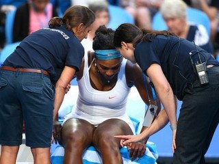 Serena Williamsová nedohrala zápas, stále ju trápi zápal v kolene