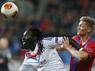 Václav Procházka (vpravo) sa pokúša odstaviť od lopty v zápase Európskej ligy hráča Olympique Lyon Bafetimbiho Gomisa.