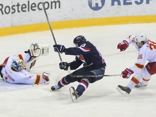 Lukáš Kašpar (v strede) sa márne pokúša presadiť pred brankárom Jokeritu Henrikom Karlssonom.