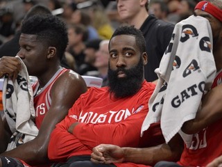 James Harden (v strede) sa stal obeťou nemiestneho žartu nespratného fanúšika.