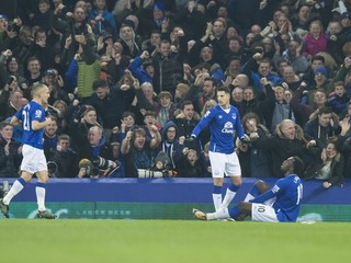 Futbalisti domáceho Evertonu pôjdu  do odvety s jednogólovým náskokom.