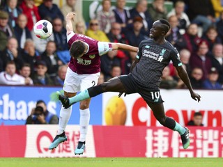 Sadio Mane (vpravo) v súboji s Matthew Lowtonom.