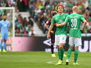 Futbalisti Werderu Brémy Josh Sargent a Davy Klaasen oslavujú druhý gól v zápase proti Augsburgu.