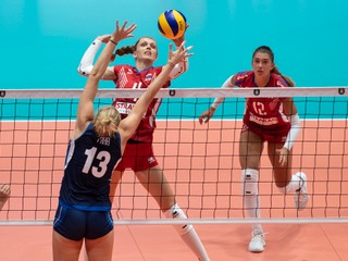 Veronika Hrončeková (vo výskoku) počas osemfinálového stretnutia Slovensko - Taliansko na ME vo volejbale žien 2019.