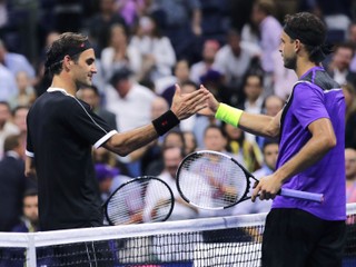 Roger Federer (vľavo) a Grigor Dimitrov po zápase štvrťfinále US Open 2019.