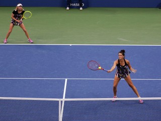 Viktória Kužmová (vpravo) a Alexandra Sasnovičová počas semifinálového zápasu štvorhry na US Open 2019.
