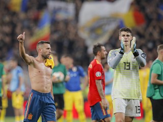 Španielsky futbalista Alvaro Morata a španielsky brankár Kepa ďakujú divákom po kvalifikačnom zápase F-skupiny EURO 2020 Rumunsko - Španielsko.