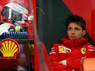 Charles Leclerc zo stajne Ferrari.