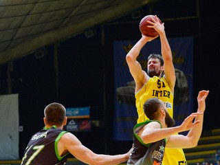 Martin Rančík (s loptou).