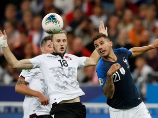 Lucas Hernandez (vpravo) v súboji s Ardianom Ismajlim v zápase kvalifikácie na EURO 2020 Francúzsko - Albánsko.