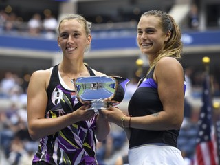 Elise Mertensová (vľavo) spolu s Arenou Sabalenkovou zvíťazili vo finále štvorhry na US Open 2019.