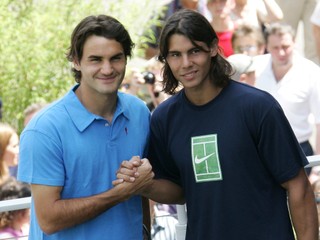 Švajčiar Roger Federer pózuje so Španielom Rafaelom Nadalom pred ich semifinálovým zápasom na Roland Garros v roku 2005.