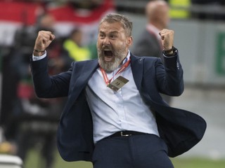 Radosť trénera Slovenska Pavla Hapala po víťazstve 2:1 v zápase kvalifikácie na EURO 2020 Maďarsko – Slovensko.