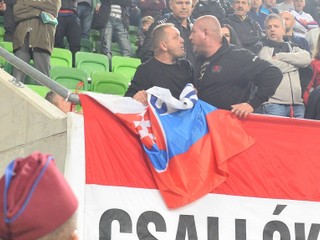 Muž, ktorý chcel v Maďarsku prekryť slovenskú vlajku, pôjde do väzby
