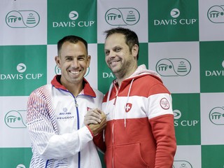 Kapitán Slovenska Dominik Hrbatý a kapitán Švajčiarska Severin Lüthi majú pred daviscupovým zápasom dobrú náladu.