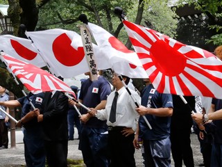 Ilustračná snímka vlajky s vychádzajúcim slnkom a oficiálnej verzie počas osláv konca Druhej svetovej vojny.