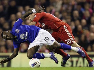 Royston Drenthe (vľavo) ako hráč Evertonu.