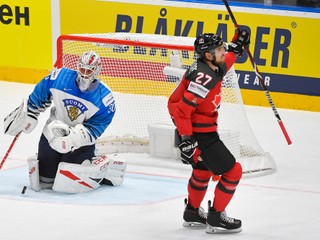 Shea Theodore (vpravo) počas finále MS v hokeji 2019 proti Fínsku.