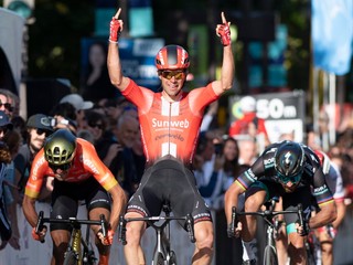 Michael Matthews (uprostred) víťazí pred Petrom Saganom (vpravo) na pretekoch Grand Prix Cycliste de Québec 2019.