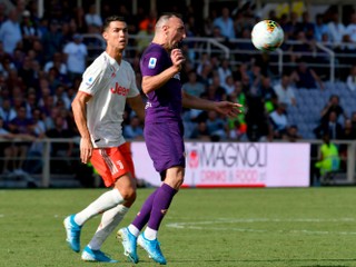 Franck Ribéry (vpravo) v súboji Cristianom Ronaldom v zápase 3. kola Serie A 2019/2020 AC Fiorentina - Juventus Turín.