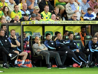 Lavička Manchestru City v zápase proti Norwich City.