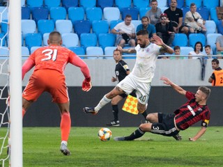 Na snímke zľava brankár Dobrivoj Rusov (Trnava), Erik Daniel (Slovan) a Bogdan Mitrea (Trnava) počas dohrávky 8. kola Fortuna ligy ŠK Slovan Bratislava - FC Spartak Trnava.
