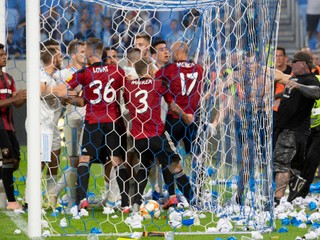 Jeden z fanúšikov Slovana vbehol na ihrisko a pridal sa k roztržke hráčov oboch mužstiev počas zápasu medzi Slovanom a Spartakom. 