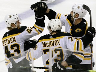 Charlie McAvoy (v strede) podpísal novú zmluvu s Bostonom Bruins.