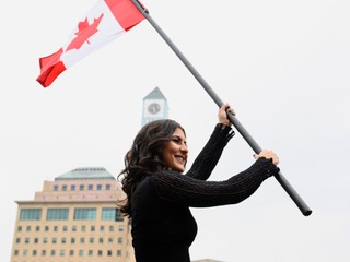 Kanadská tenistka Bianca Andreescuová máva s kanadskou vlajkou počas uvítacieho zhromaždenia v Mississauge.