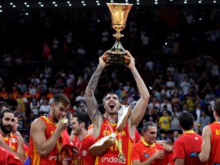 Juancho Hernangomez zdvíha trofej pre majstrov sveta v basketbale.
