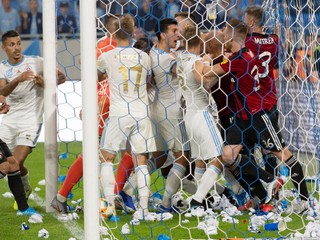 Roztržka hráčov oboch mužstiev po strelení gólu Slovana počas dohrávky 8. kola Fortuna ligy ŠK Slovan Bratislava - FC Spartak Trnava.