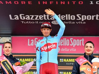 Ilnur Zakarin na pódiu počas Giro d'Italia v drese Kaťuše-Alpecin.